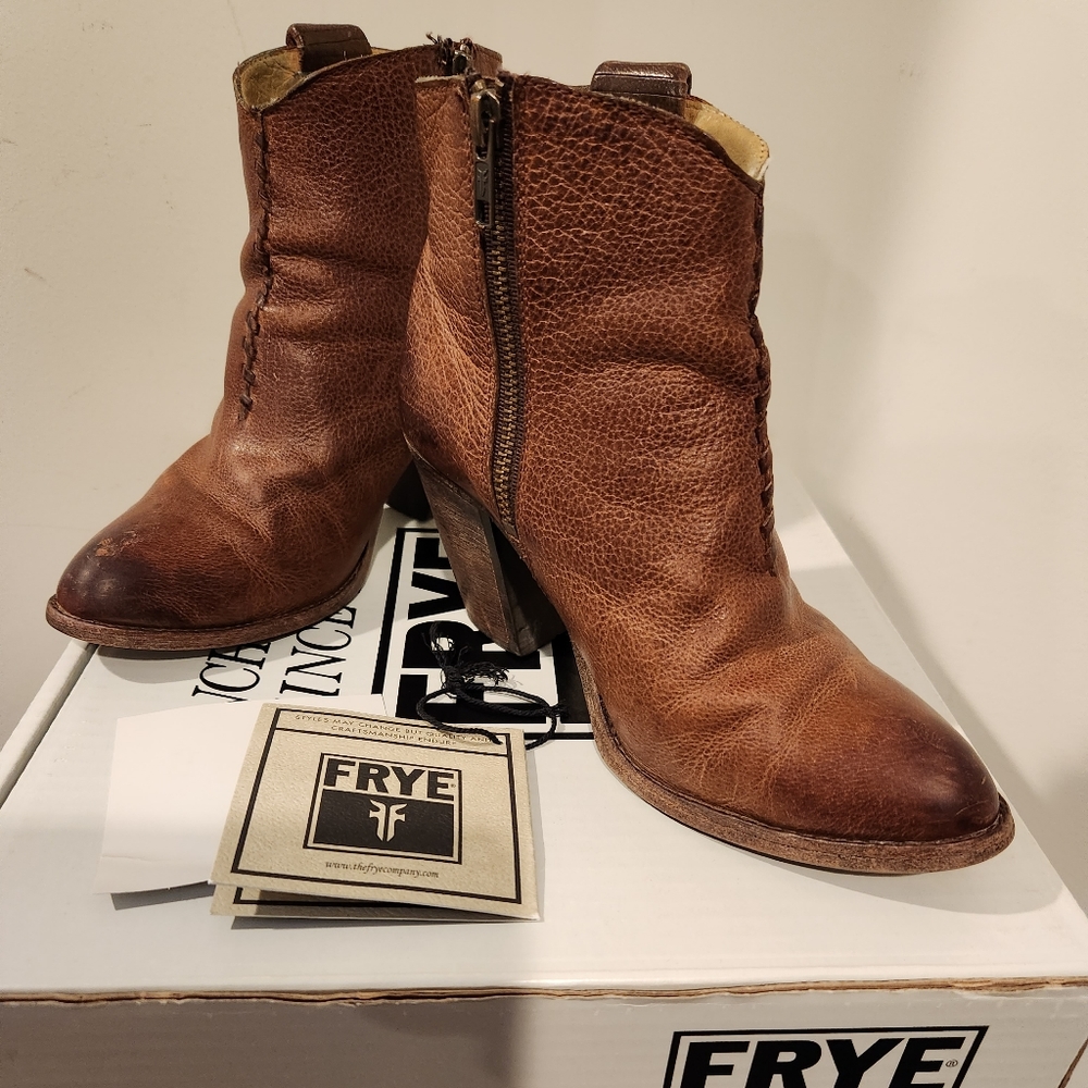 FRYE ILANA WHIPSTITCH DISTRESSED WESTERN COWBOY COGNAC ANKLE BOOTS BOOT 6.5 BOX - Picture 9 of 16